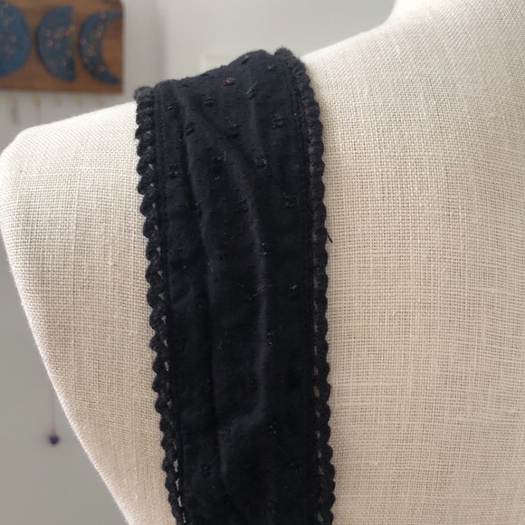 Eyelet 🖤 Tie Back Crop Top - Picture 5 of 9